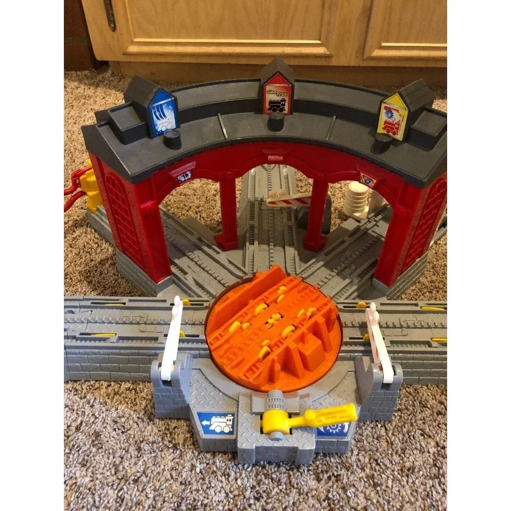 2005 - Fisher Price GeoTrax Workin Haul & Road System Roundhouse - Picture 2 of 9